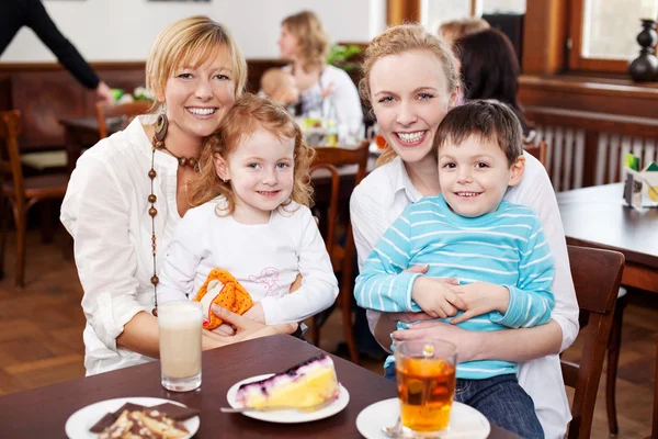 Twee moeders met hun kinderen — Stockfoto