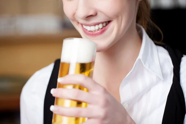 Mujer con pinta espumosa de cerveza — Foto de Stock