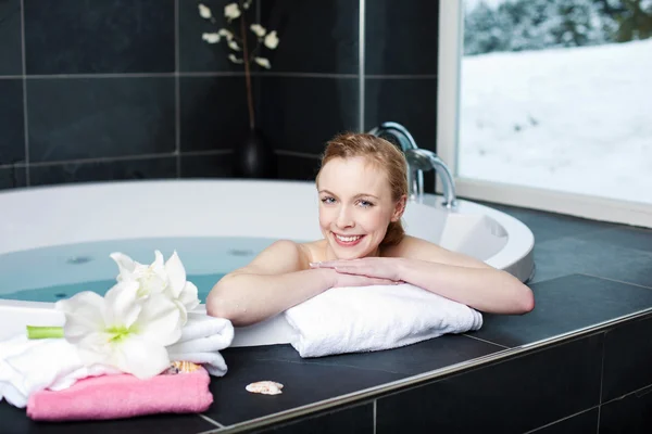 Kvinnan kopplar av i jacuzzin på spa — Stockfoto