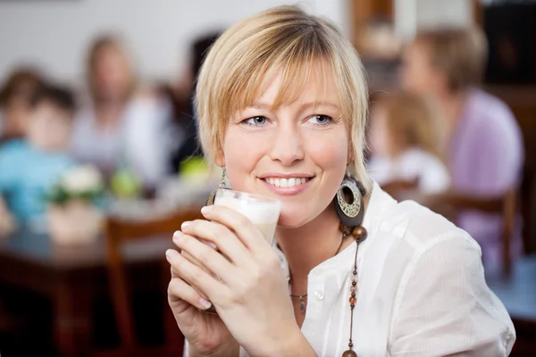 Woman holding coffee cup — Stock Photo, Image