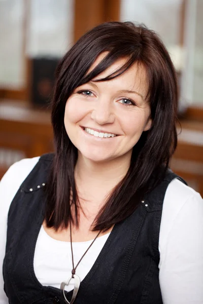 Mid adult woman smiling in restaurant — Stock Photo, Image