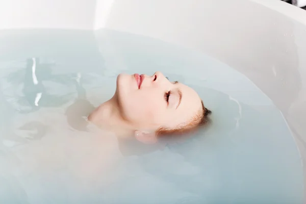 女人的眼睛关闭在按摩浴缸中放松 — 图库照片
