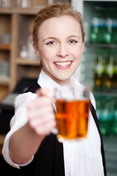 Cameriera Holding tazza di caffè nel caffè — Foto Stock