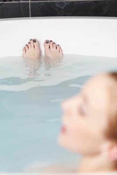 Mujer relajante en Jacuzzi en el spa — Foto de Stock