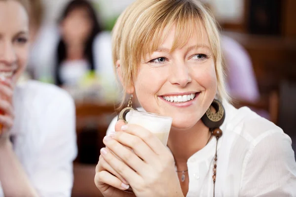 Mulher com amigo segurando xícara de café — Fotografia de Stock