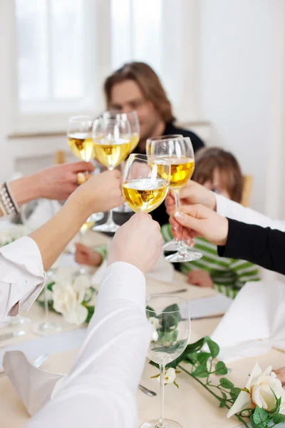 Manos tostando las gafas de vino —  Fotos de Stock