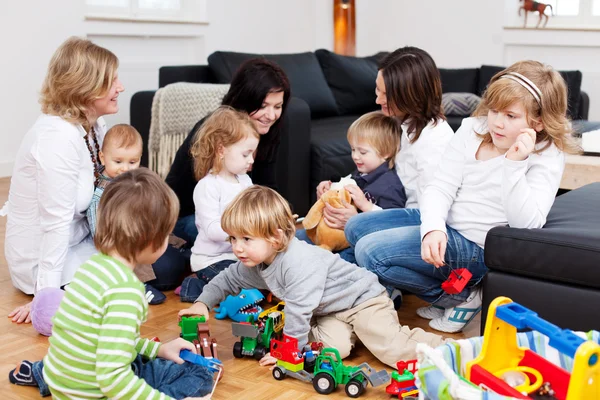 Crianças brincando com mães — Fotografia de Stock