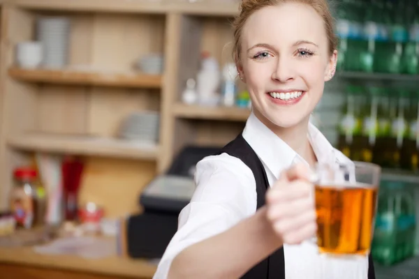 Serveuse tenant tasse de café dans le café — Photo