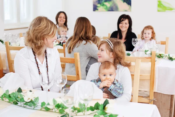 Famílias sentadas em restaurante — Fotografia de Stock