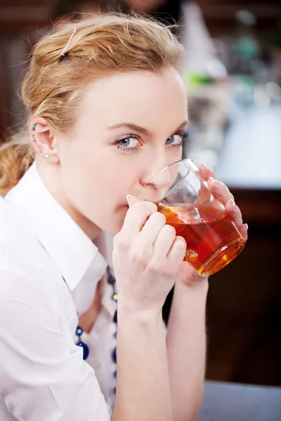 Frau trinkt Kaffee in Restaurant — Stockfoto