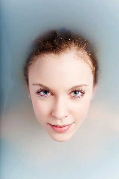 Femme relaxante dans l'eau au spa — Photo