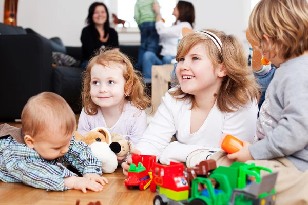 Enfants jouant ensemble — Photo