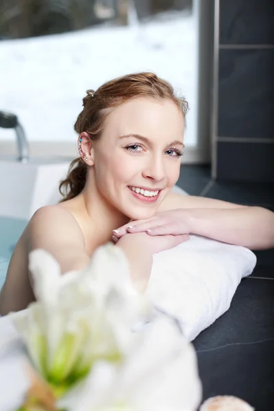 Mujer relajante en jacuzzi — Foto de Stock