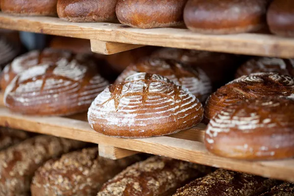 Bröd på hyllor i bageri — Stockfoto