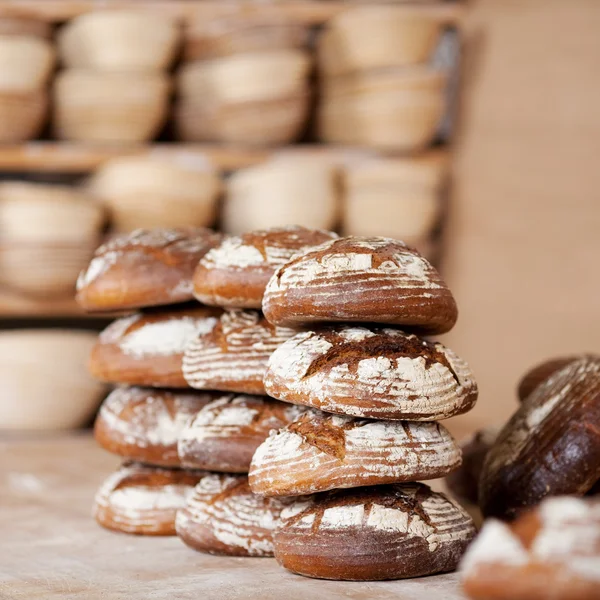 Разнообразный хлеб, лежащий на столе — стоковое фото