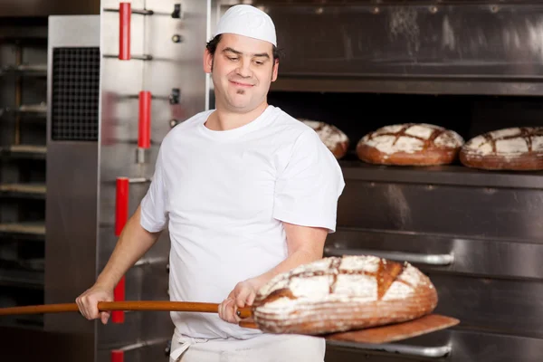 Trots werknemer in bakkerij — Stockfoto