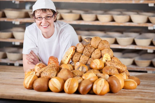 Uśmiechnięta kobieta kucharz w piekarni — Zdjęcie stockowe