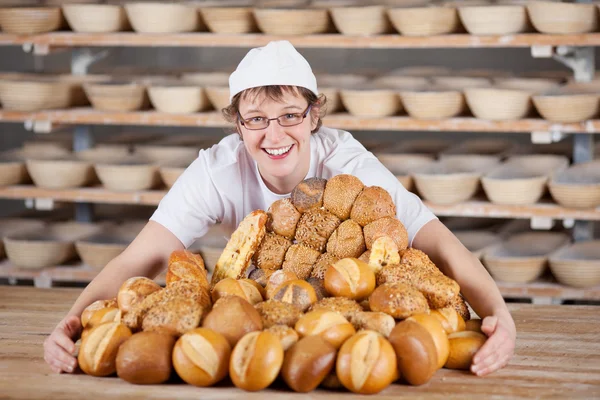 Lächelnde Arbeiterin in der Bäckerei — Stockfoto