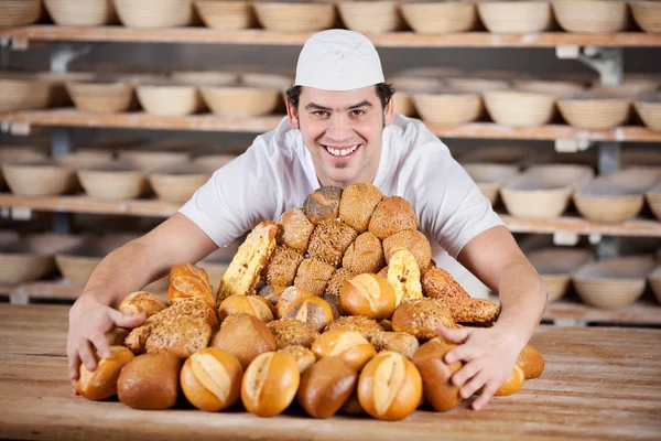 Улыбающийся работник пекарни — стоковое фото