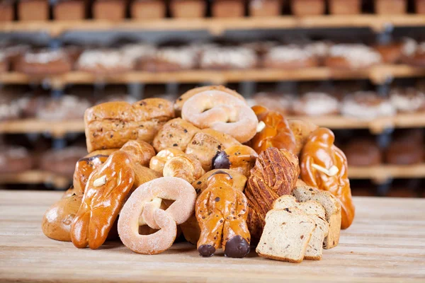 Brote beim Bäcker ausgestellt — Stockfoto
