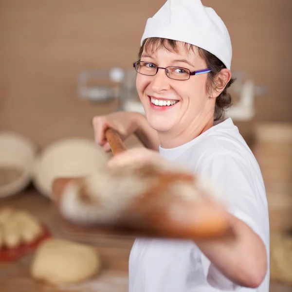 Female worker baking breads — Stock Photo, Image