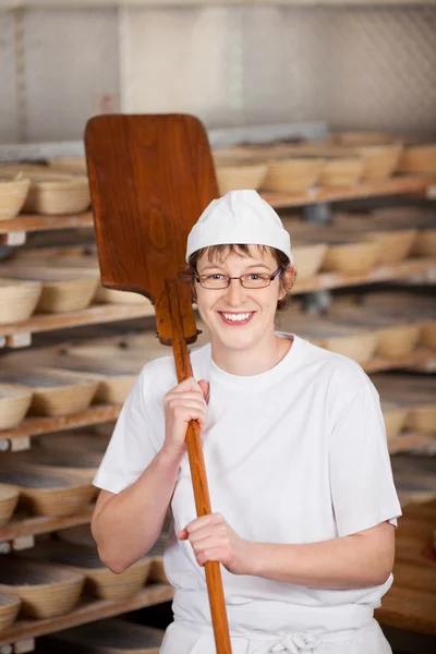 Chef feminino na padaria — Fotografia de Stock