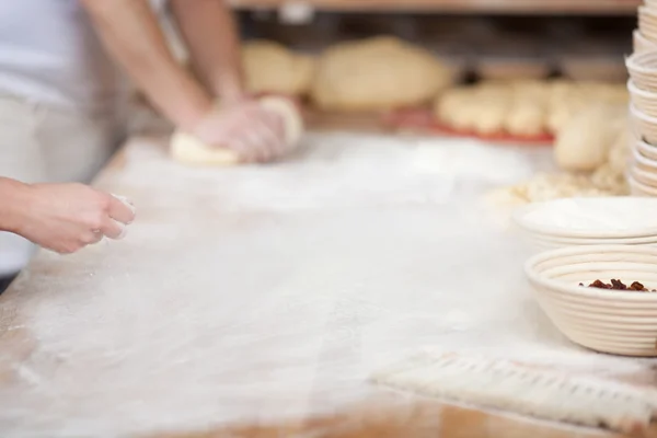 Deux chefs travaillant à la boulangerie — Photo