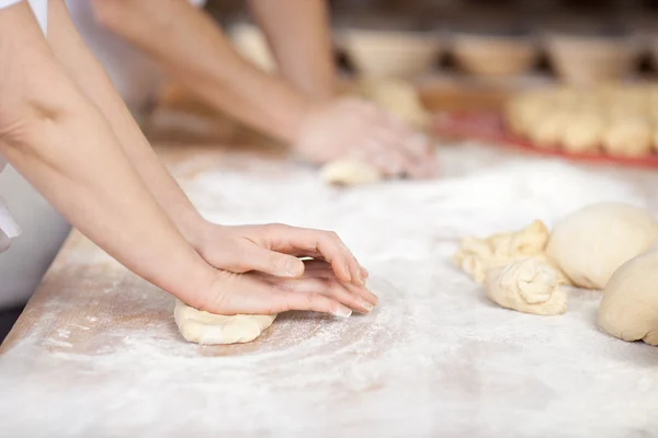 Chef-kok kneden van deeg — Stockfoto