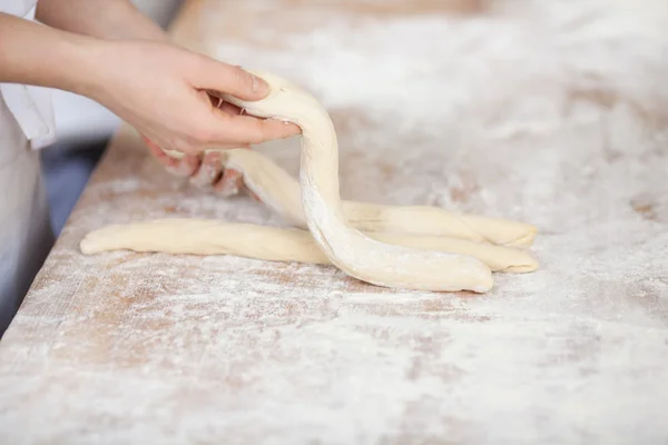 Chef-kok handen voorbereiden deeg — Stockfoto