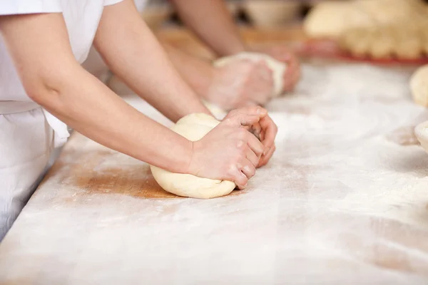 Mãos do chefe amassar massa — Fotografia de Stock