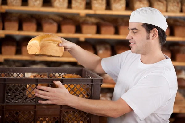 Chef poniendo pan en la caja — Foto de Stock