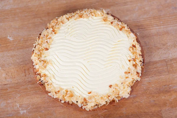 Сливочный пирог на деревянном столе в пекарне — стоковое фото