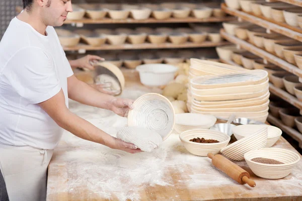 Chef at bakery preparing bread — Stock Photo, Image