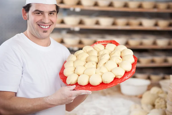 Chef à la boulangerie montrant des boules de pâte — Photo