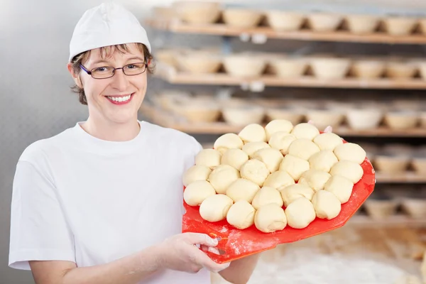 Koch zeigt Teigbällchen — Stockfoto