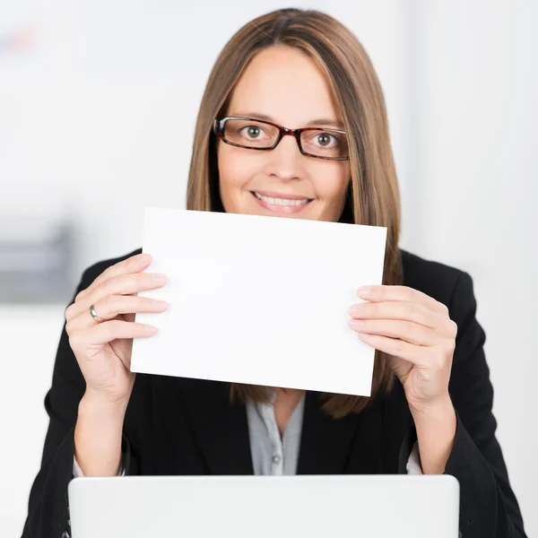 Geschäftsfrau mit weißem Schild — Stockfoto