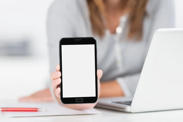 Empresária exibindo telefone celular em branco — Fotografia de Stock