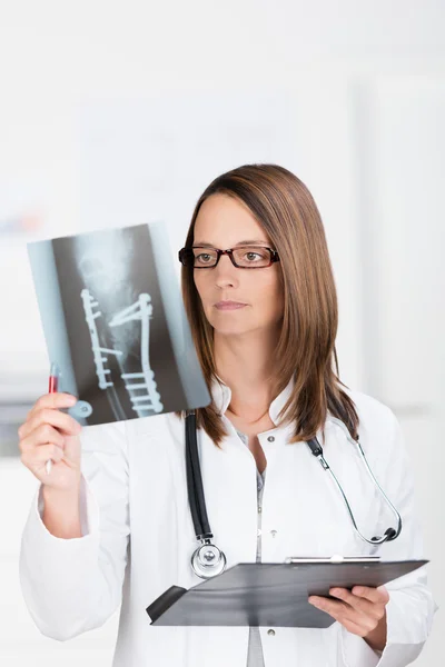 Arts kijken naar handheld x-ray — Stockfoto