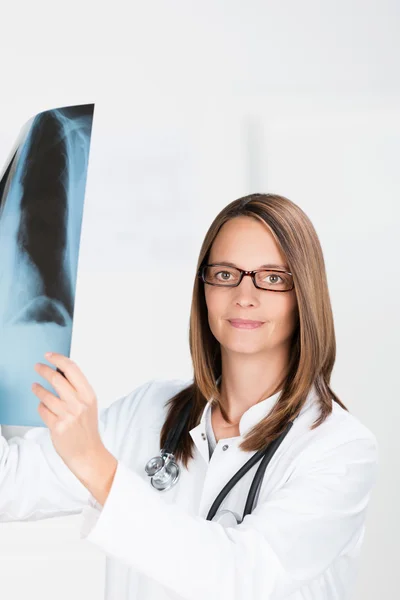 Ärztin schaut auf ein Röntgenbild — Stockfoto
