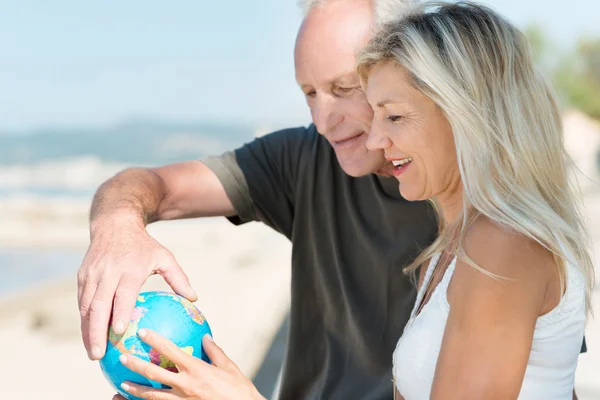 Pareja planeando sus próximas vacaciones — Foto de Stock