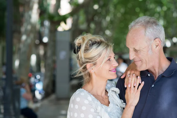 Pareja mirando tiernamente el uno al otro — Foto de Stock