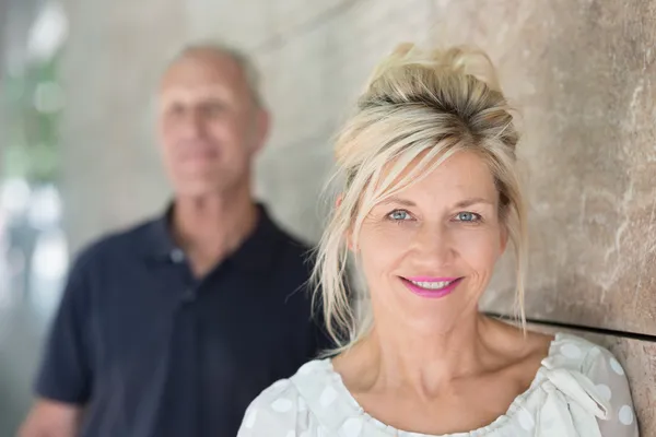 Sonriente mujer amigable de mediana edad — Foto de Stock