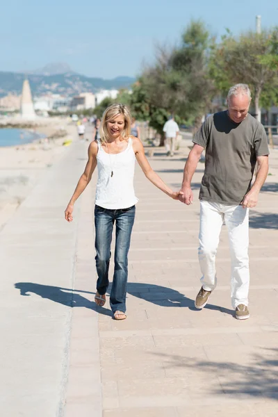 Paar wandelende hand in hand — Stockfoto