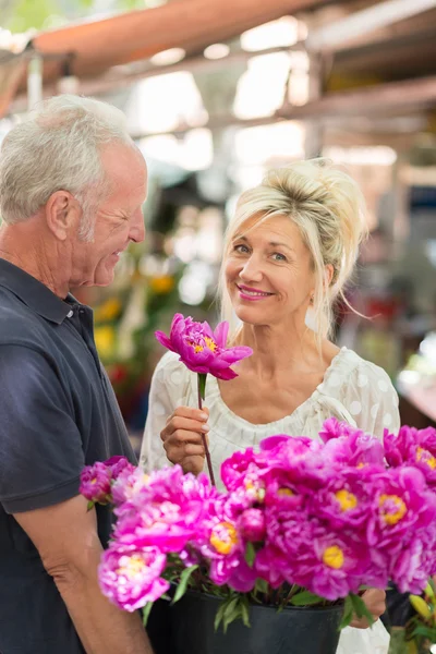 Mulher carismática segurando flores — Fotografia de Stock