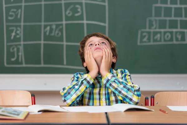 Young schooljongen zoeken naar antwoorden — Stockfoto