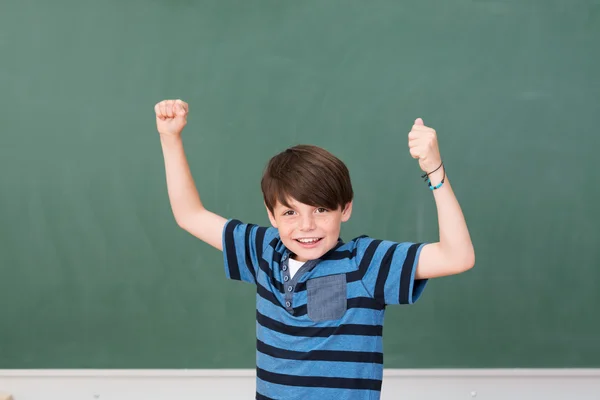 Schöner junger Schuljunge feiert — Stockfoto