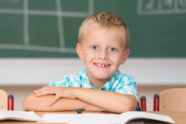 Piccolo scolaro con sorriso felice — Foto Stock