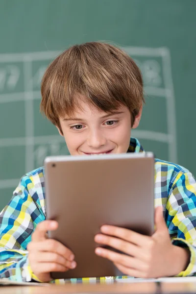 Menino usando tablet na classe — Fotografia de Stock