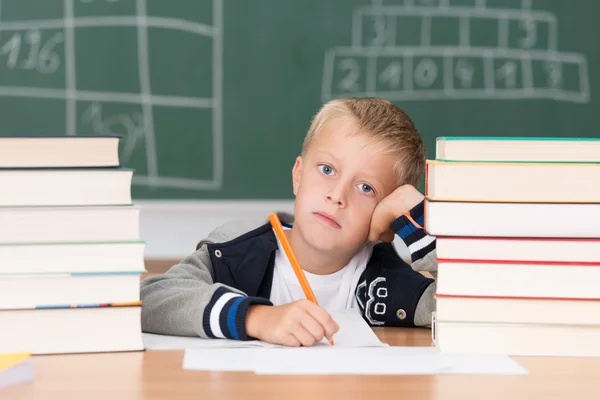 学校のクラスで落胆した少年 — ストック写真