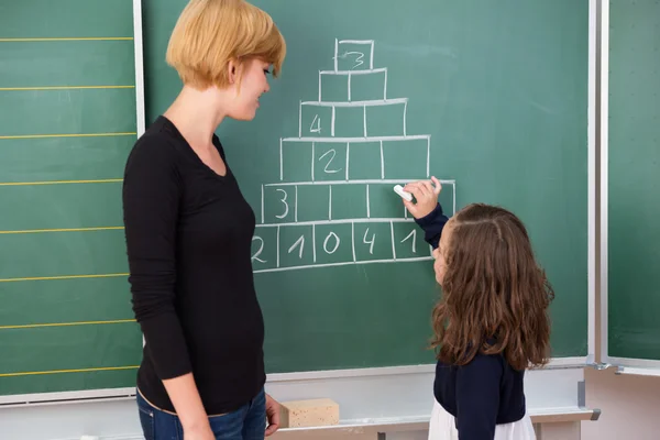 在数学教学中的小女孩 — 图库照片